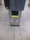 JR東海の駅で撮影。自動改札機の回収部に指づめ注意と書いてあります。関西の人が貼ったのでしょうか。